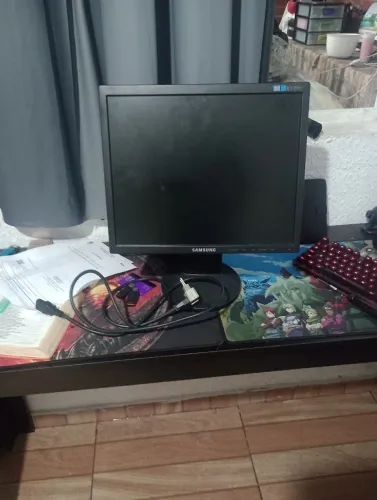 Monitor em. Ótimo estado já com cabo de energia 