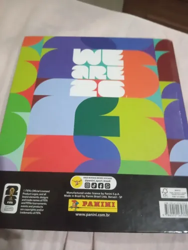 Álbum capa dura novo com 370 figurinhas coladas