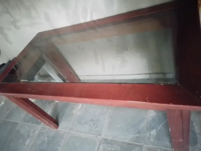 Mesa de madeira e vidro sem cadeiras