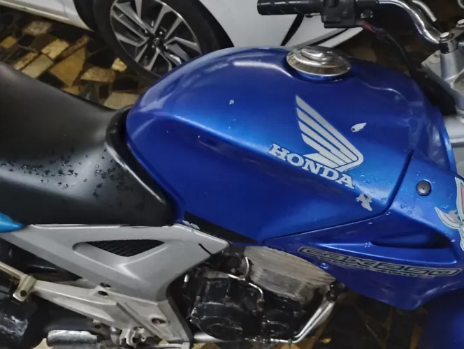 Vendo moto ótima pegar e andar