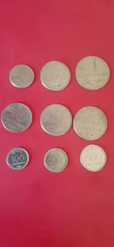 Moedas antigas centavos e cruzeiros.