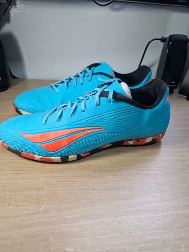 Chuteira Penalty Society modelo furia azul e rosa