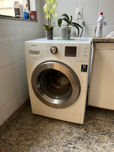 Lavadora de roupas Samsung retirada de peça