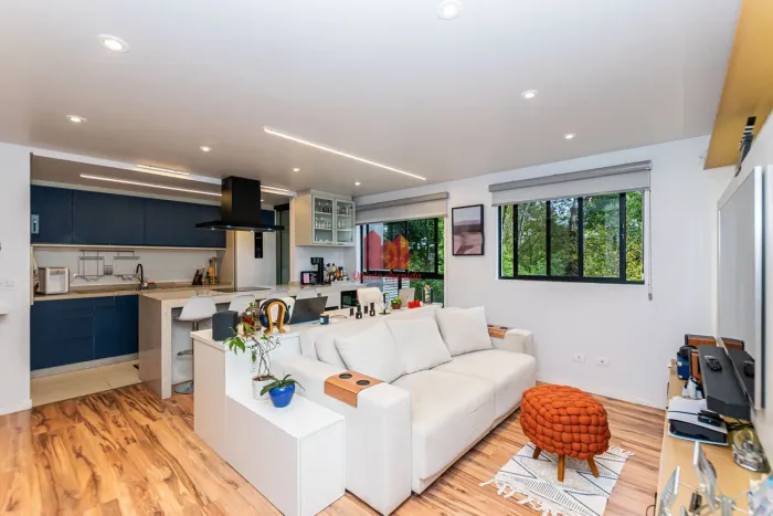 Apartamento mobiliado com suíte, closet e home office para dois no Santo Inácio c/ 2 vagas
