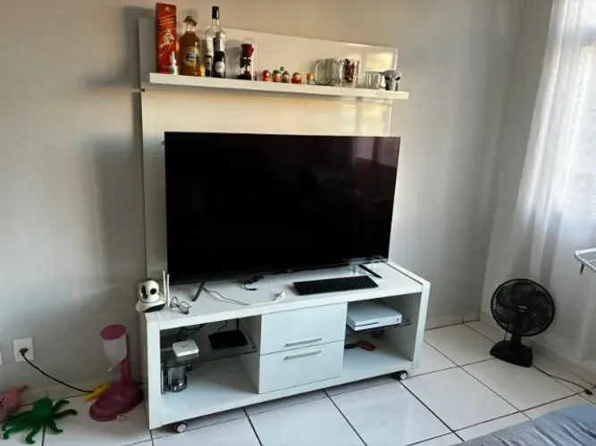 Rack + painel laqueado da toque a campainha. Ótimo estado