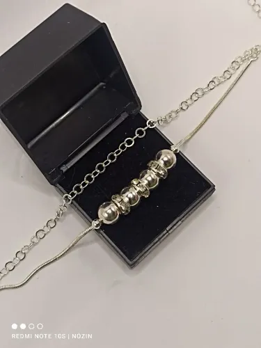 Pulseira banhada a prata de bolinhas e strass.