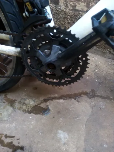 Vendo bicicleta aro 26 com 21 velocidades só falta uma câmera de ar 