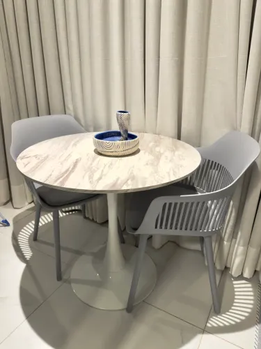 Mesa com 3 cadeiras 