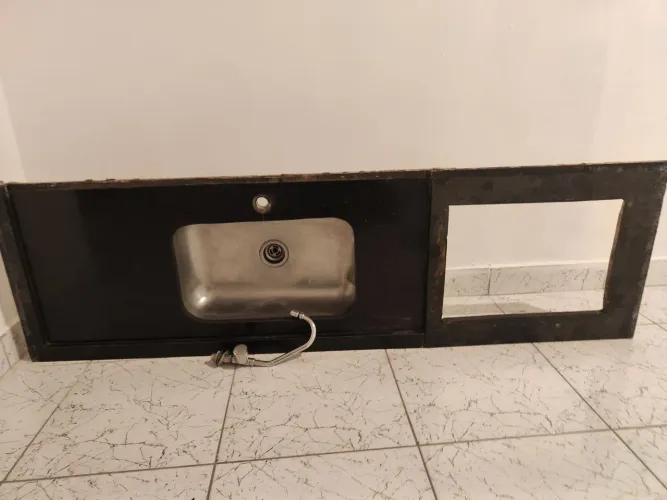Bancada de granito preto São Gabriel + cuba inox + cooktop + torneira e pedra com vão
