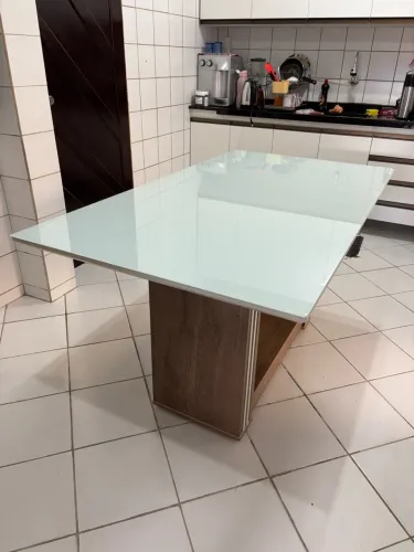 VENDO mesa com tampo de vidro COM DEFEITOS