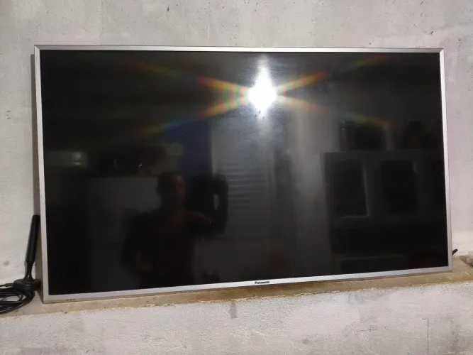 Tv panasonic não aparece nada na tela mas o restante está funcionando.