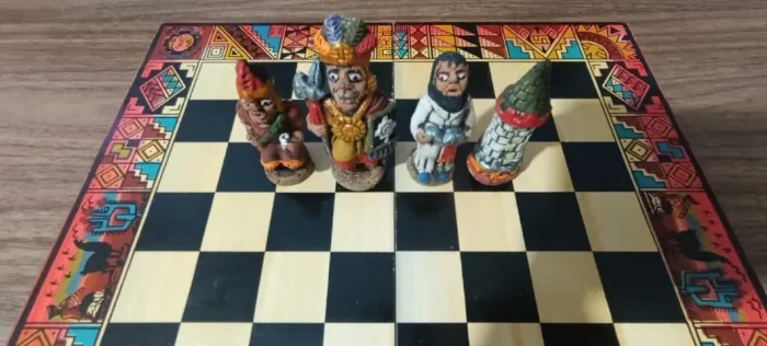 Tabuleiro de xadrez artesanal peruano