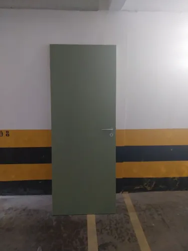 Porta de 80ctmr completa já com fechadura e pintada com 2 cores verde e branca 400