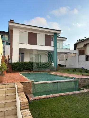 Casa no Golf Park com vista para o Golf Club, 3 suítes, piscina climatizada e 4 vagas