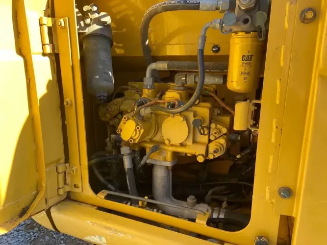 ESCAVADEIRA CATERPILAR 323 D2l