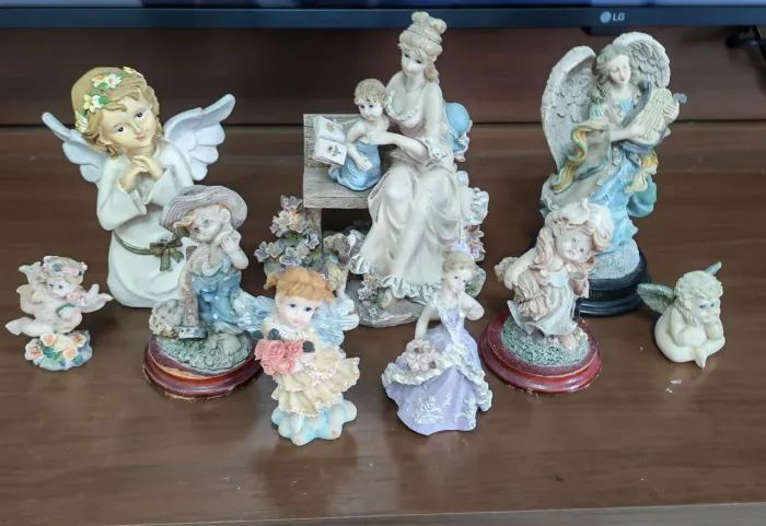 Linda Coleção de 9 Bibelôs e Esculturas Decorativas de Anjos e Figuras Infantis