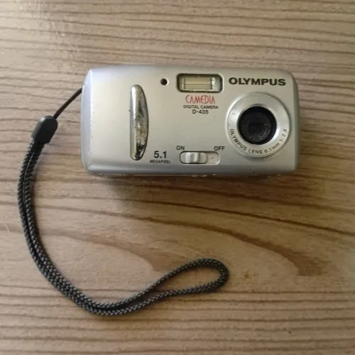 SOMENTE A MAQUINA, SEM CARTÃO DE MEMORIA E TESTADA!  Câmera digital se D435 Olympus 