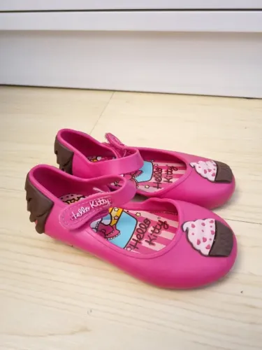 Sapatilha Hello Kitty, tamanho 20/21, em bom estado.