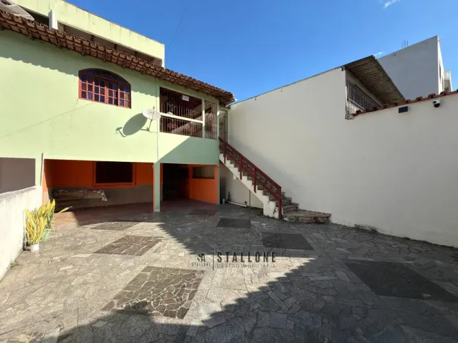 Imóvel constituído de duas casas, à venda na Avenida Beira Rio em Piúma/ES