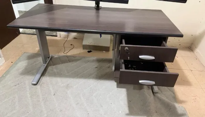 Mesa de escritório Marrom semi nova 2 gavetas
