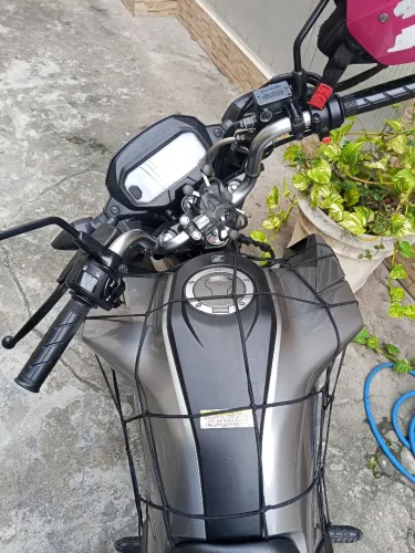 Moto com 8mil km rodados, quitada, só transferir pro nome