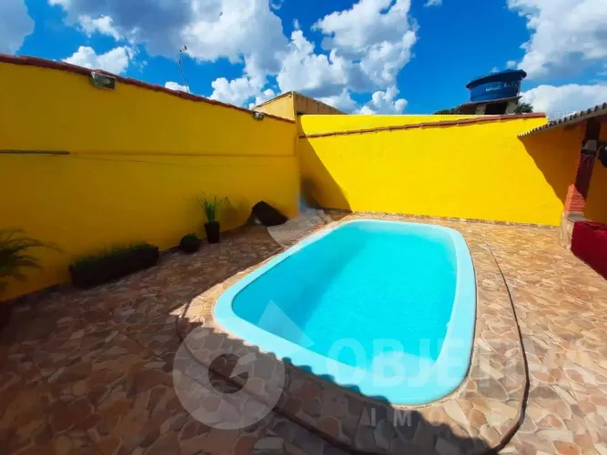 Casa disponível para venda no bairro Morumbi em Uberlândia com piscina e churrasqueira