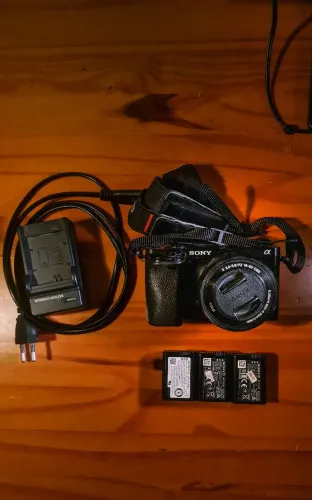 Câmera Mirrorless Sony a6000 + 3x Baterias e Carregador