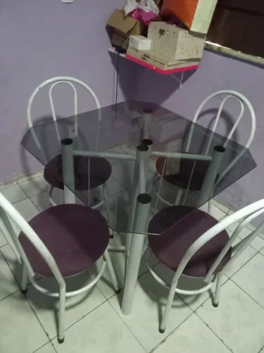Mesa de vidro com 4 cadeiras