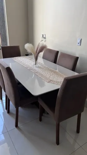 Mesa de jantar com 6 lugares