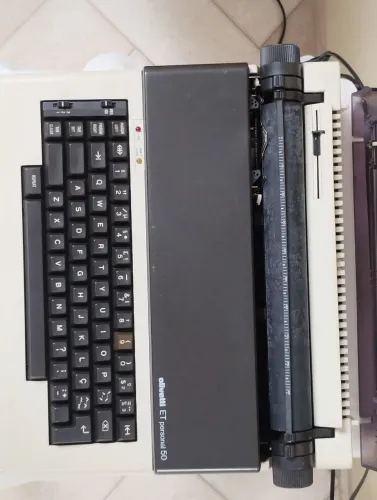 Máquina de escrever elétrica antiga (preço a combinar)