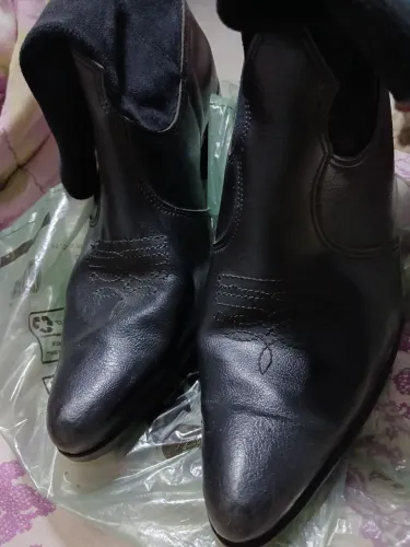 Bota seminova.d couro