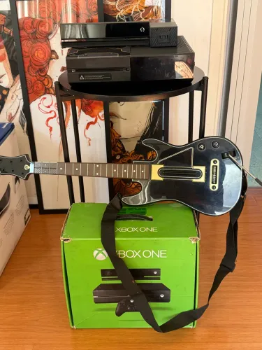 Xbox One Fat 500GB + Kinect + 2 controles + guitarra + 8 jogos