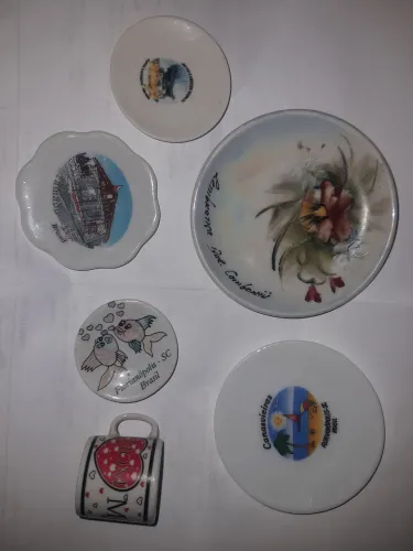 Conjunto de 6 Lembranças de porcelana (a de Camburiu é pintada a mão)