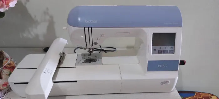 MÁQUINA DE BORDAR PE 770
