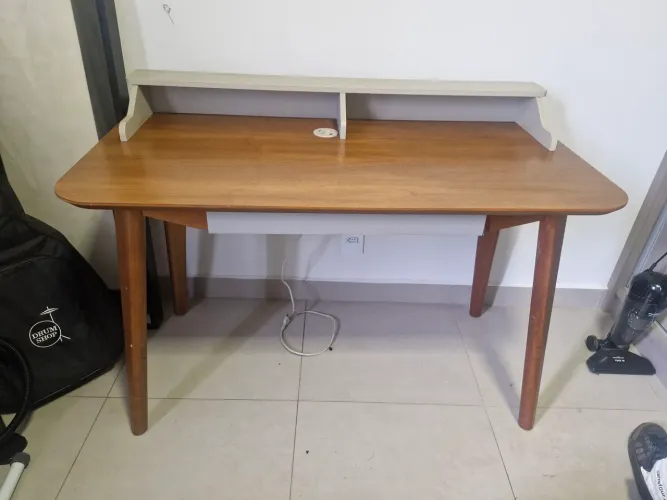 Escrivaninha em madeira com tomada