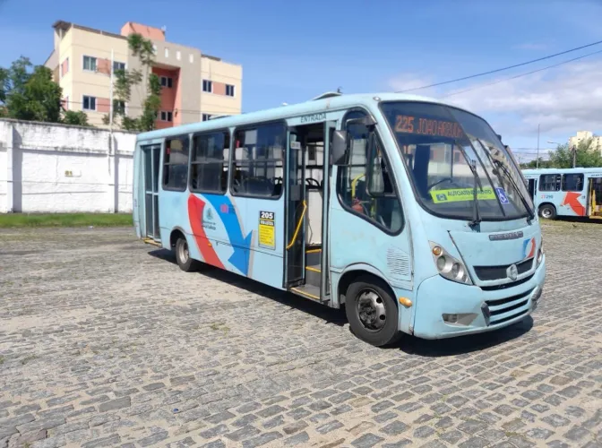 Micro ônibus Mercedes LO 915