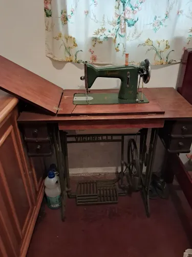 Máquina de costura das antigas excelente e reformada!