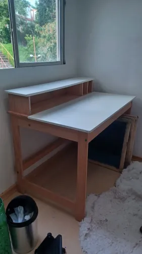 Escrivaninha/mesa com compartimento