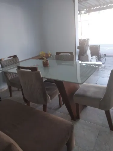 Mesa e cadeiras