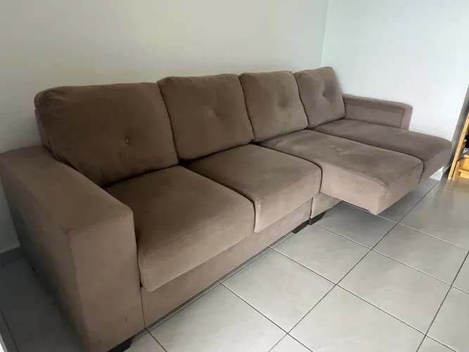 Vendo mesa com cadeiras e sofá 