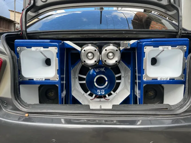 Som automotivo sedan