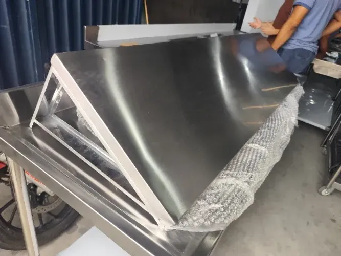 Prateleira suspensa gradeada em inox para apoio de cozinha, 1,90m