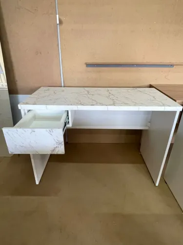 Mesa Nova de escritório com gaveta em MDF Branco com marmorizado - Parcelo cartão