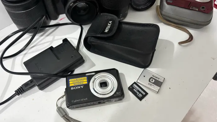 Câmera Digital Sony Cyber-shot 10.1 MP + Kit Completo (Bateria, Carregador e Cartão)