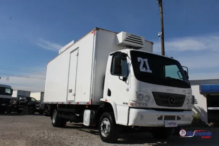 Mercedes Benz 1016 2021 com bau refrigerado
