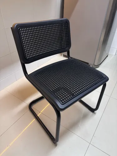 Vendo 4 cadeiras pretas estrutura de metal