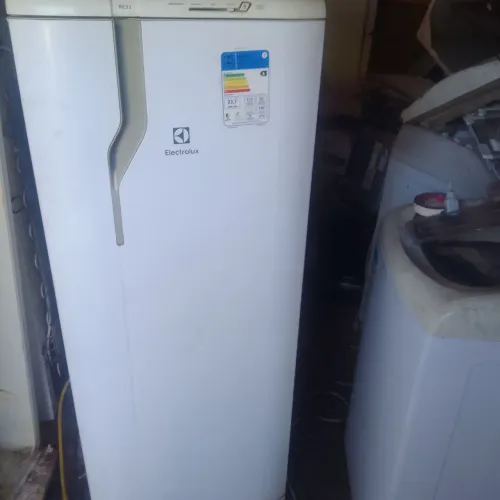 Geladeira eletrolux 300 litros