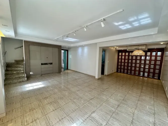 Sobrado à Venda no Setor Bueno Condomínio Fechado com 3 Suítes, 169 m², Goiânia