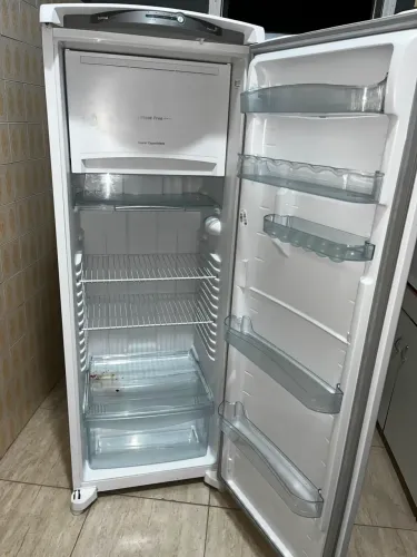 Geladeira e fogão semi novos 