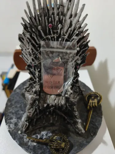 Game of Thrones - Trono de Ferro e 3 itens colecionáveis
